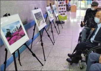 광주지역 장애인단체 회장들 호남권역재활병원 '특별기획전' 관람